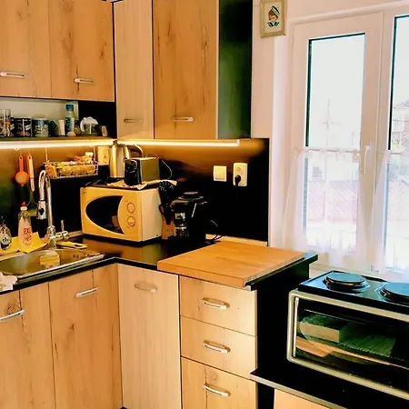 нouse With Cute Little Yard *