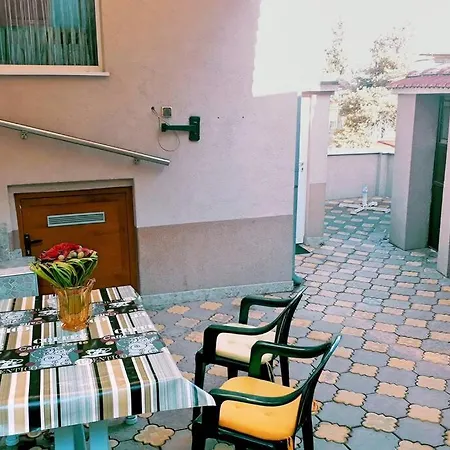 нouse With Cute Little Yard Apartment Plowdiw
