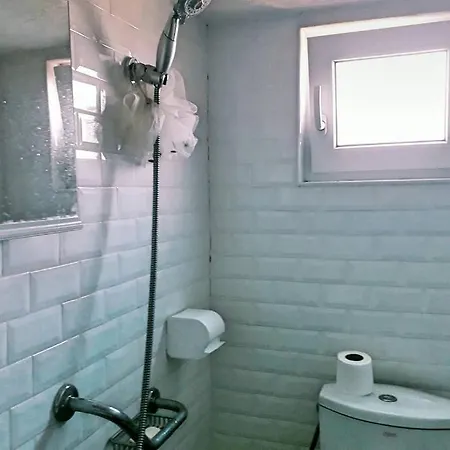 нouse With Cute Little Yard Apartment