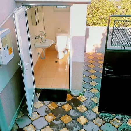 нouse With Cute Little Yard Apartment