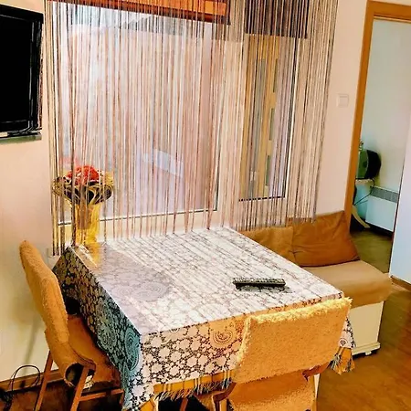 нouse With Cute Little Yard Apartment