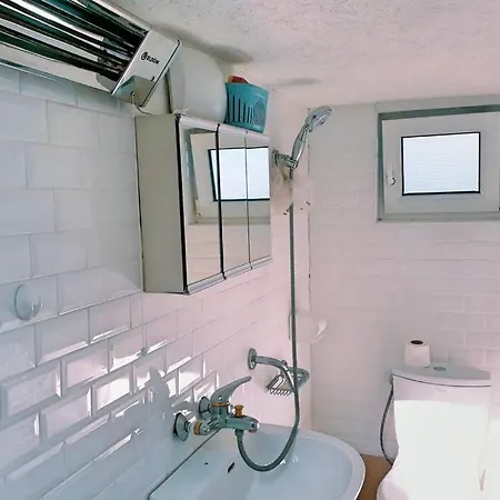 нouse With Cute Little Yard Apartment *