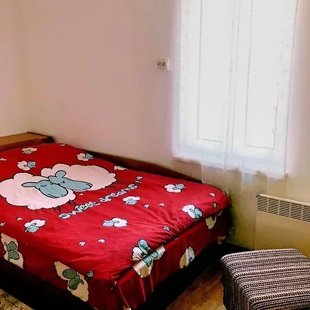 Lägenhet нouse With Cute Little Yard