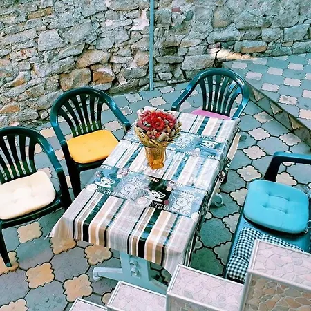 нouse With Cute Little Yard Apartment