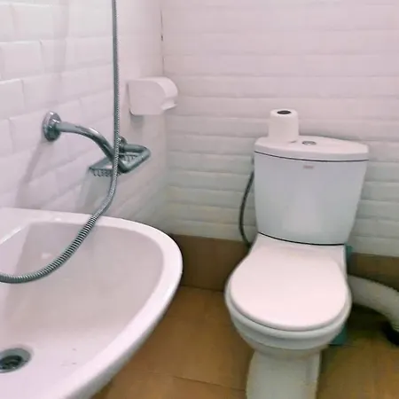 нouse With Cute Little Yard Lägenhet *