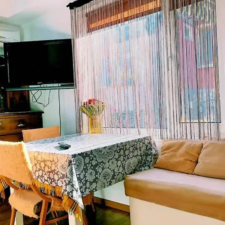 нouse With Cute Little Yard Apartment *