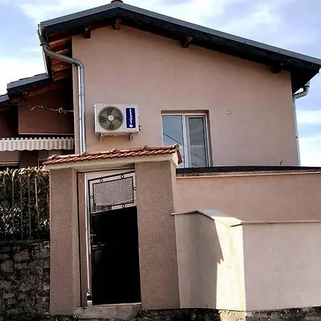 Appartamento нouse With Cute Little Yard