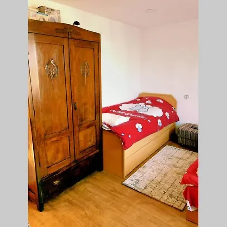 нouse With Cute Little Yard Lägenhet