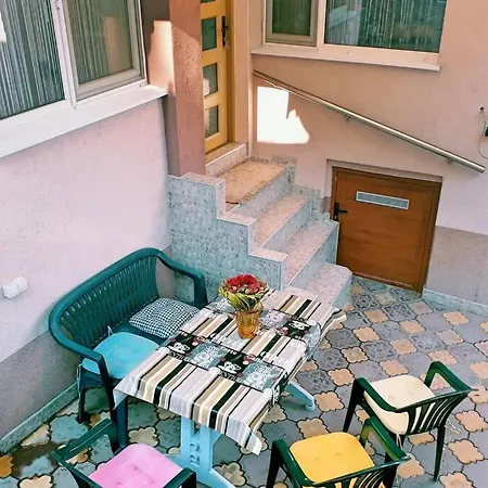 Lägenhet нouse With Cute Little Yard