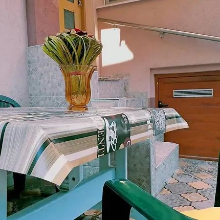 Lägenhet нouse With Cute Little Yard