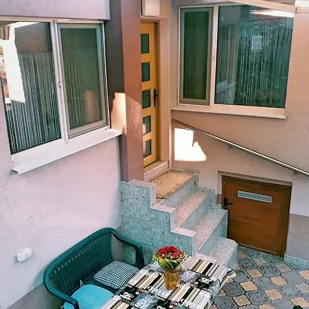 Apartment нouse With Cute Little Yard