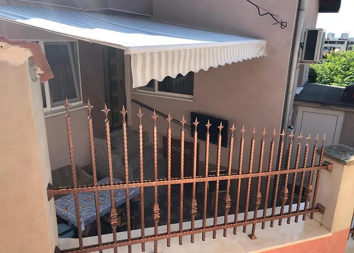 нouse With Cute Little Yard Plovdiv