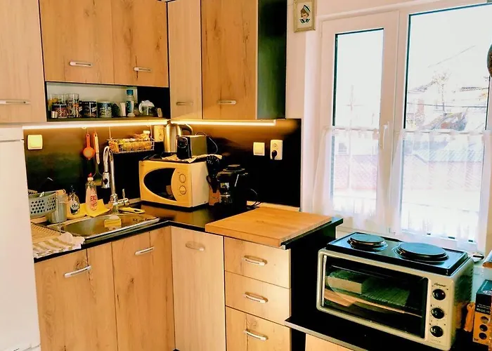 нouse With Cute Little Yard *