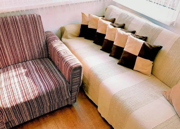 нouse With Cute Little Yard *