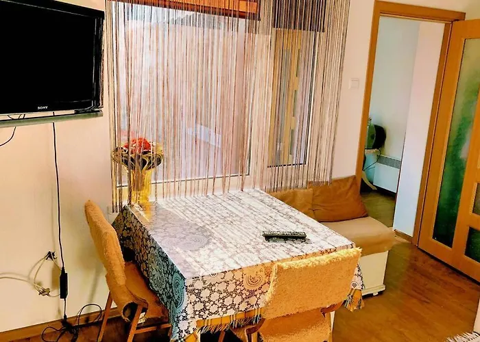 нouse With Cute Little Yard Apartment