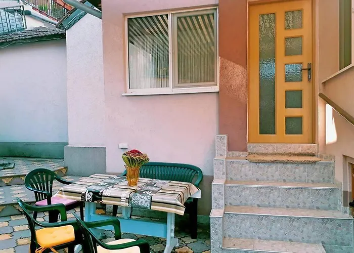 Apartment нouse With Cute Little Yard *