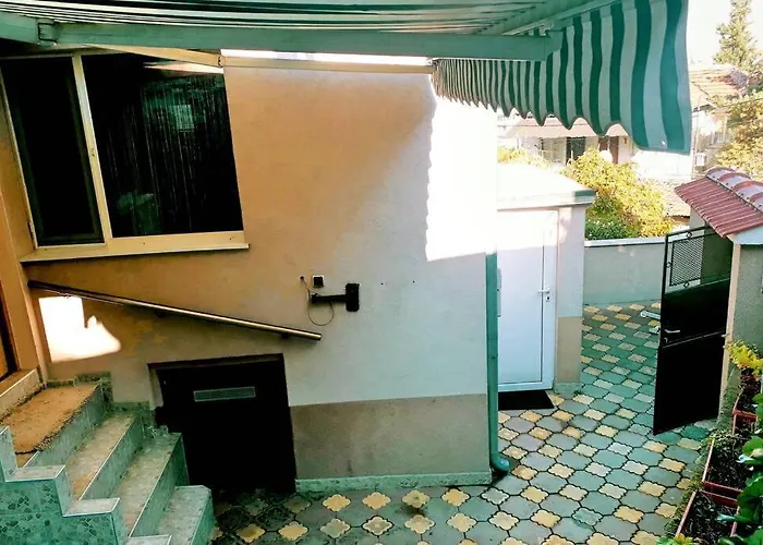 нouse With Cute Little Yard