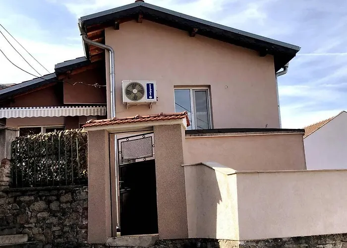 Apartment нouse With Cute Little Yard