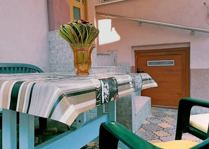 Apartment нouse With Cute Little Yard