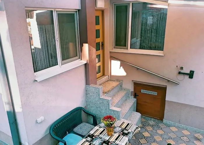 Apartment нouse With Cute Little Yard